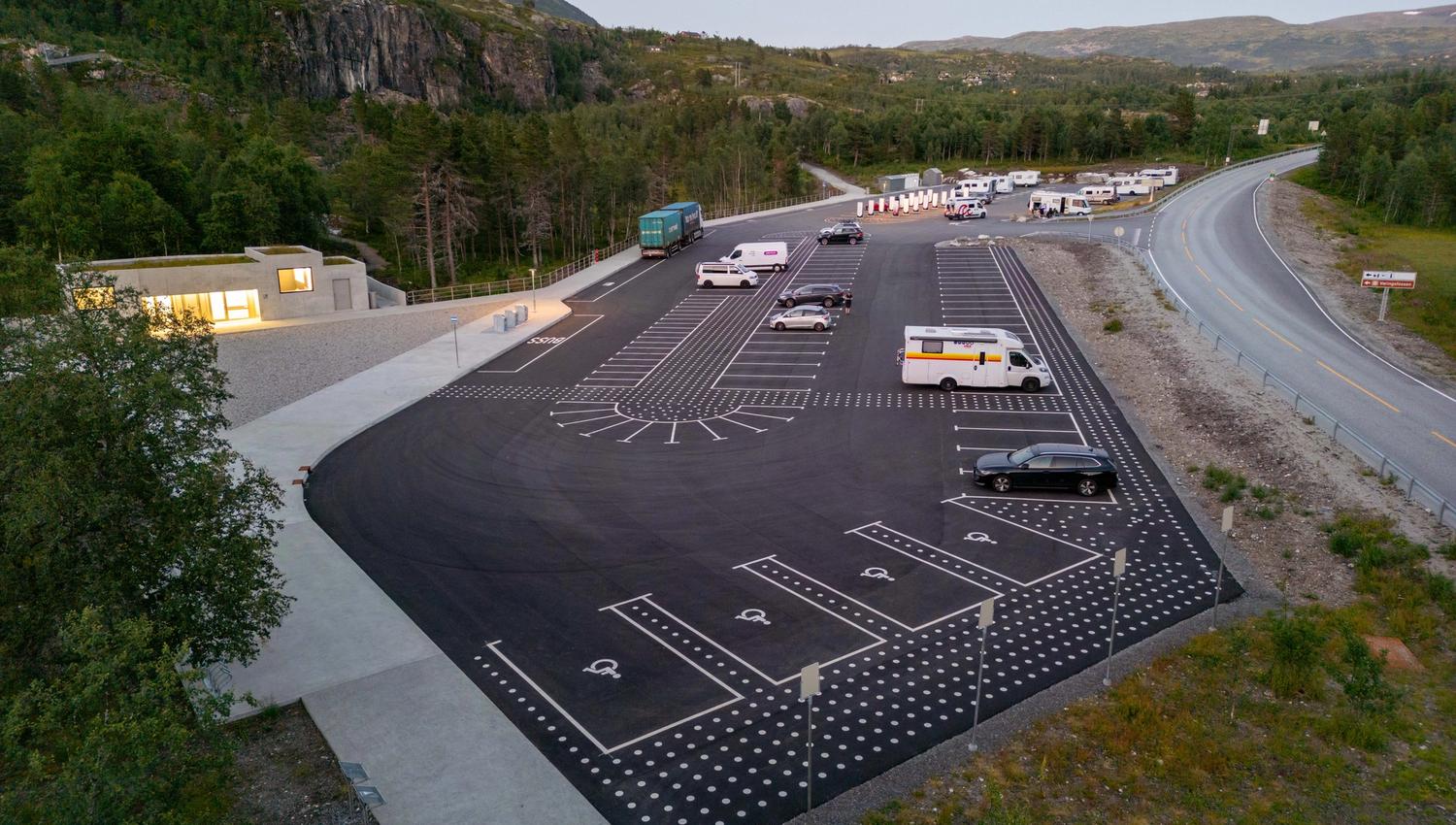 Den nye parkeringsplassen på Fossatromma sett under solnedgang.