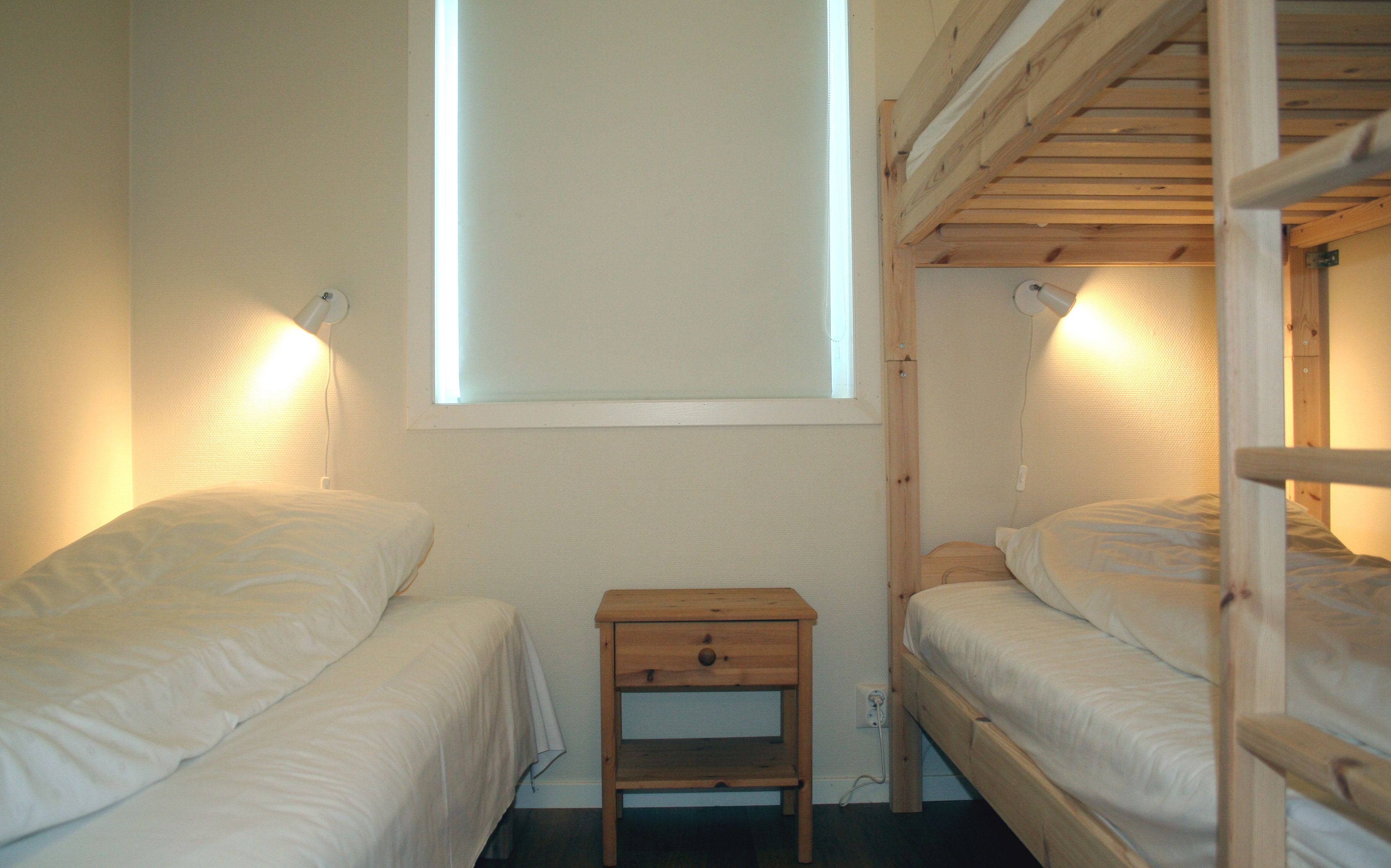 Familievennleg soverom med enkeltsenger og køyeseng ved Vågen Rom og Hytteutleige i Hardanger.