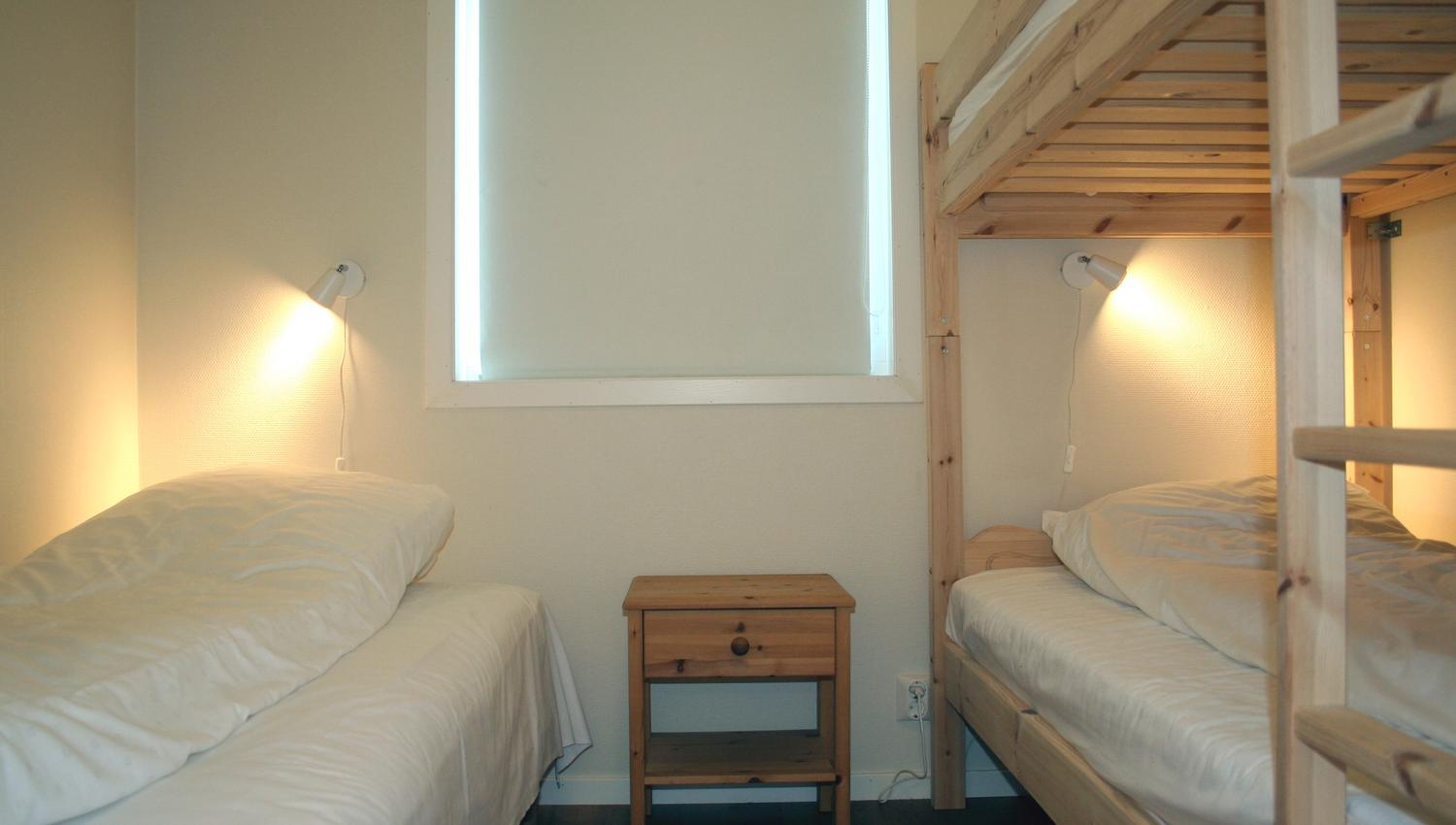 Familievennleg soverom med enkeltsenger og køyeseng ved Vågen Rom og Hytteutleige i Hardanger.