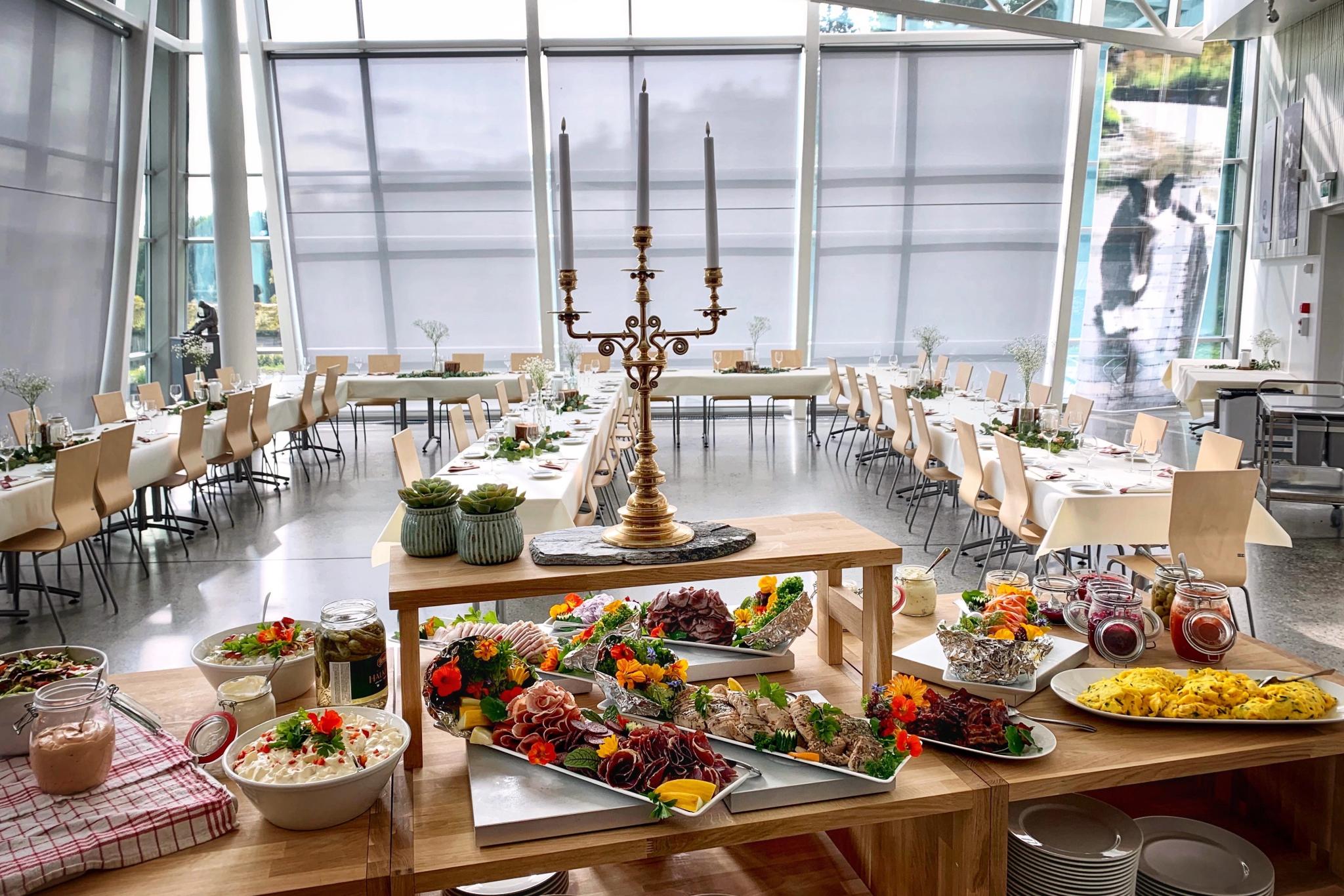 Dekka til konfirmasjonsselskap i Museumskafé Eidsborg, på Vest-Telemark museum.