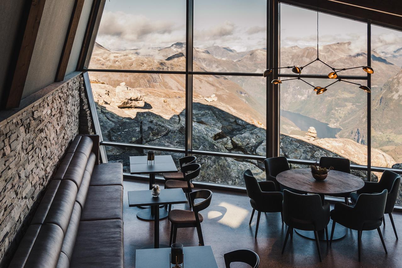 Nyt utsikten fra cafèen på Dalsnibba.