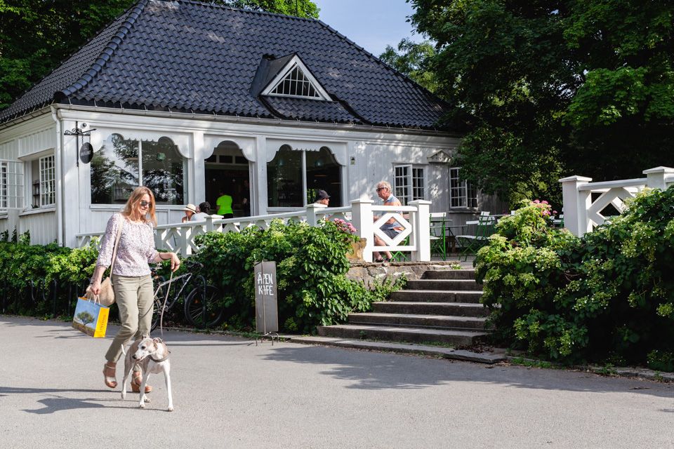 Kvinne går forbi kaféen