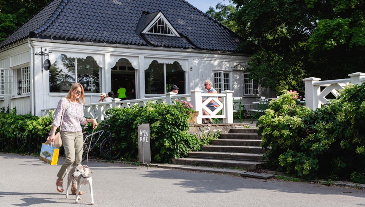 Kvinne går forbi kaféen