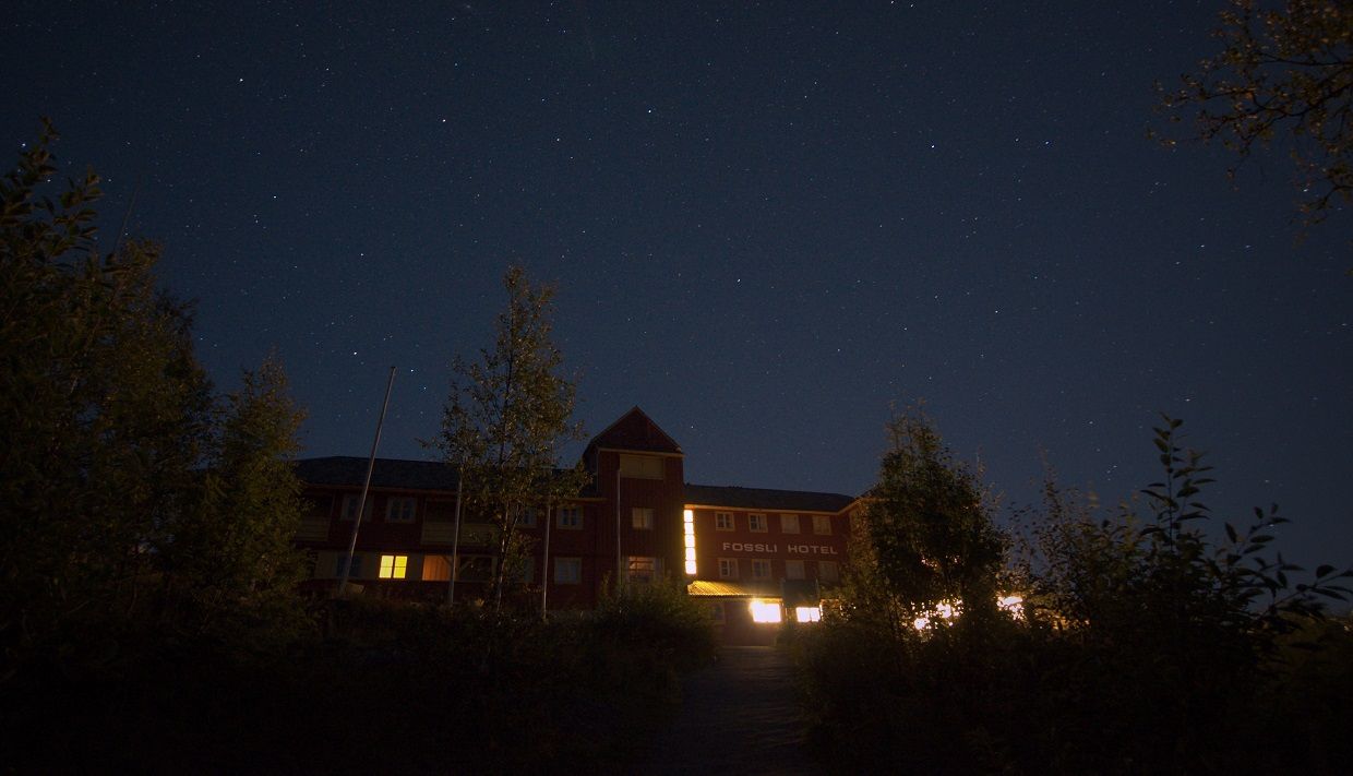 Fossli Hotel i skumringen.