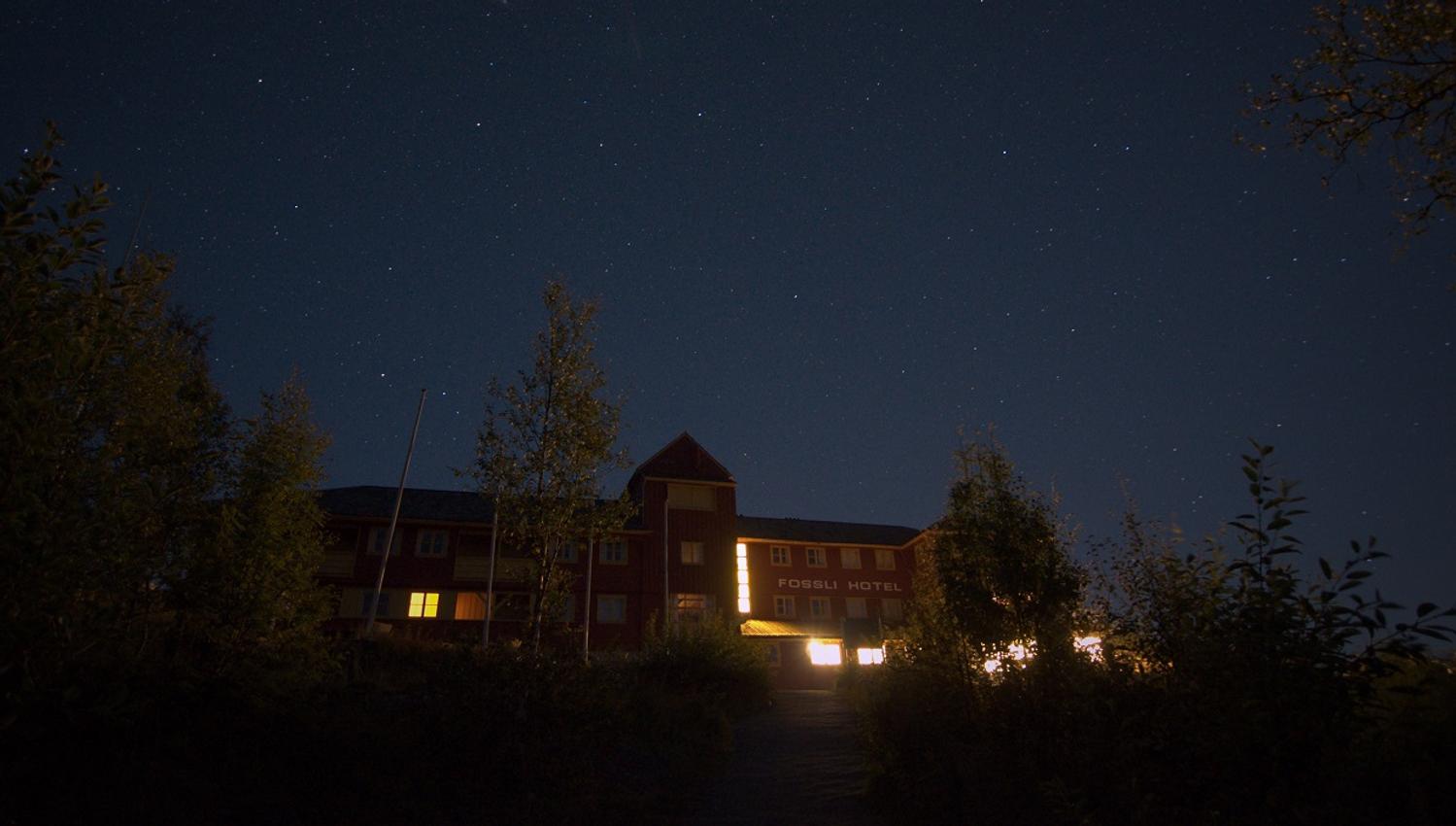 Fossli Hotel i skumringen.