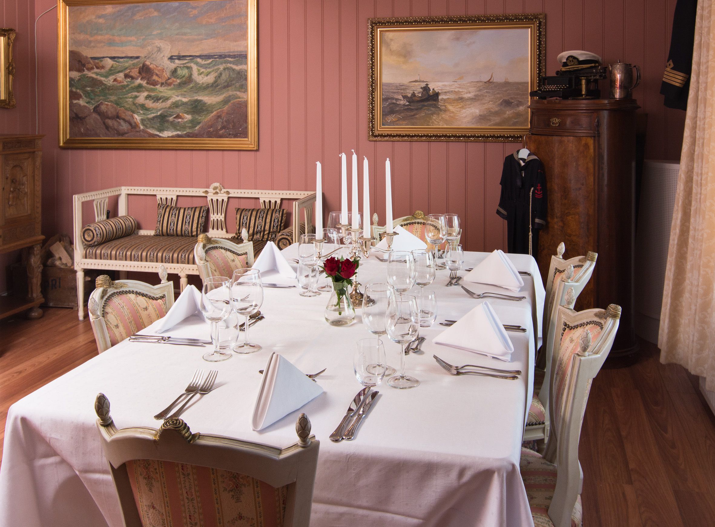 bord dekket til en bedre middag med hvit duk og hvite servietter og lysestake