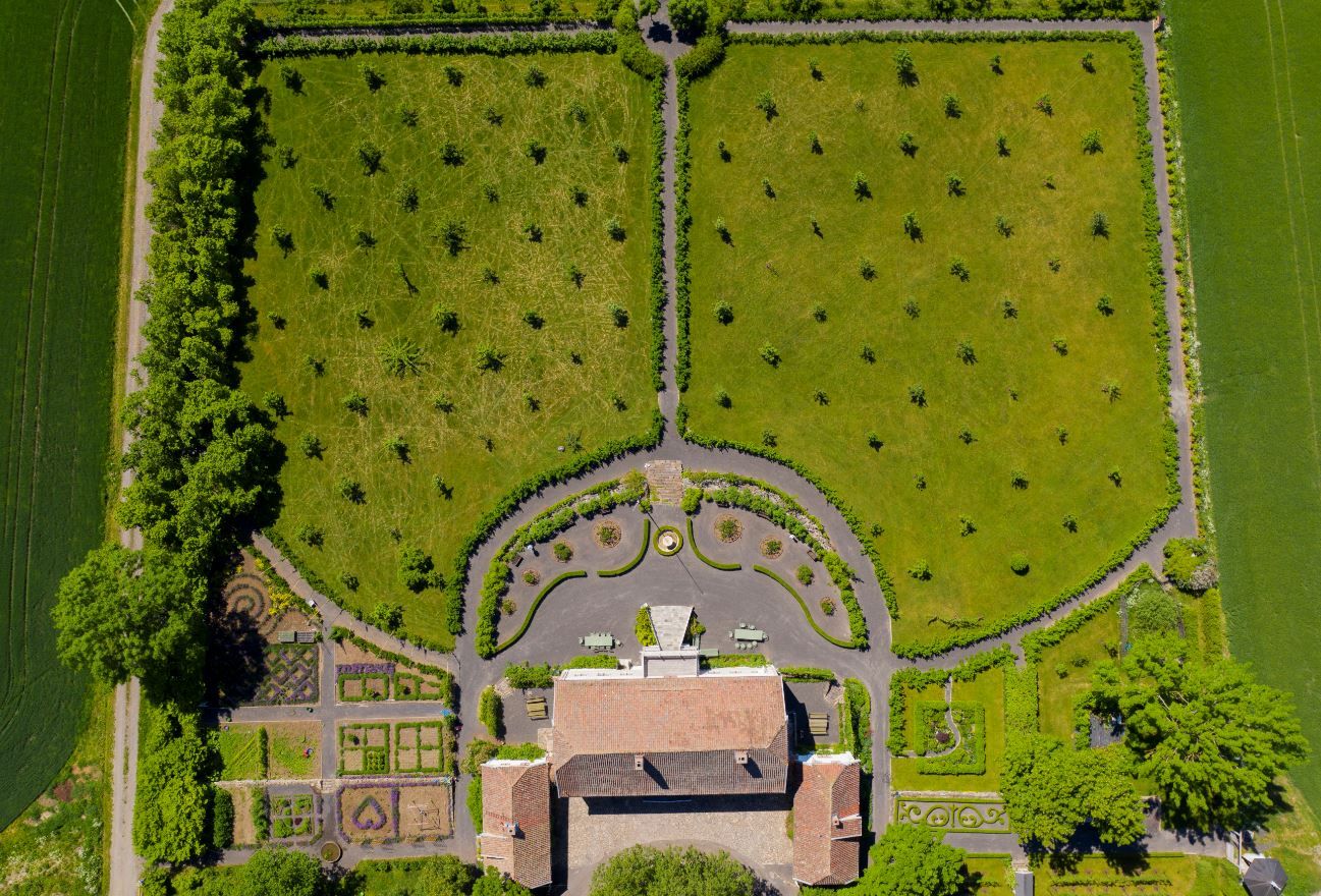 Hovelsrud Gård, Helgøya, Ringsaker, historisk hage