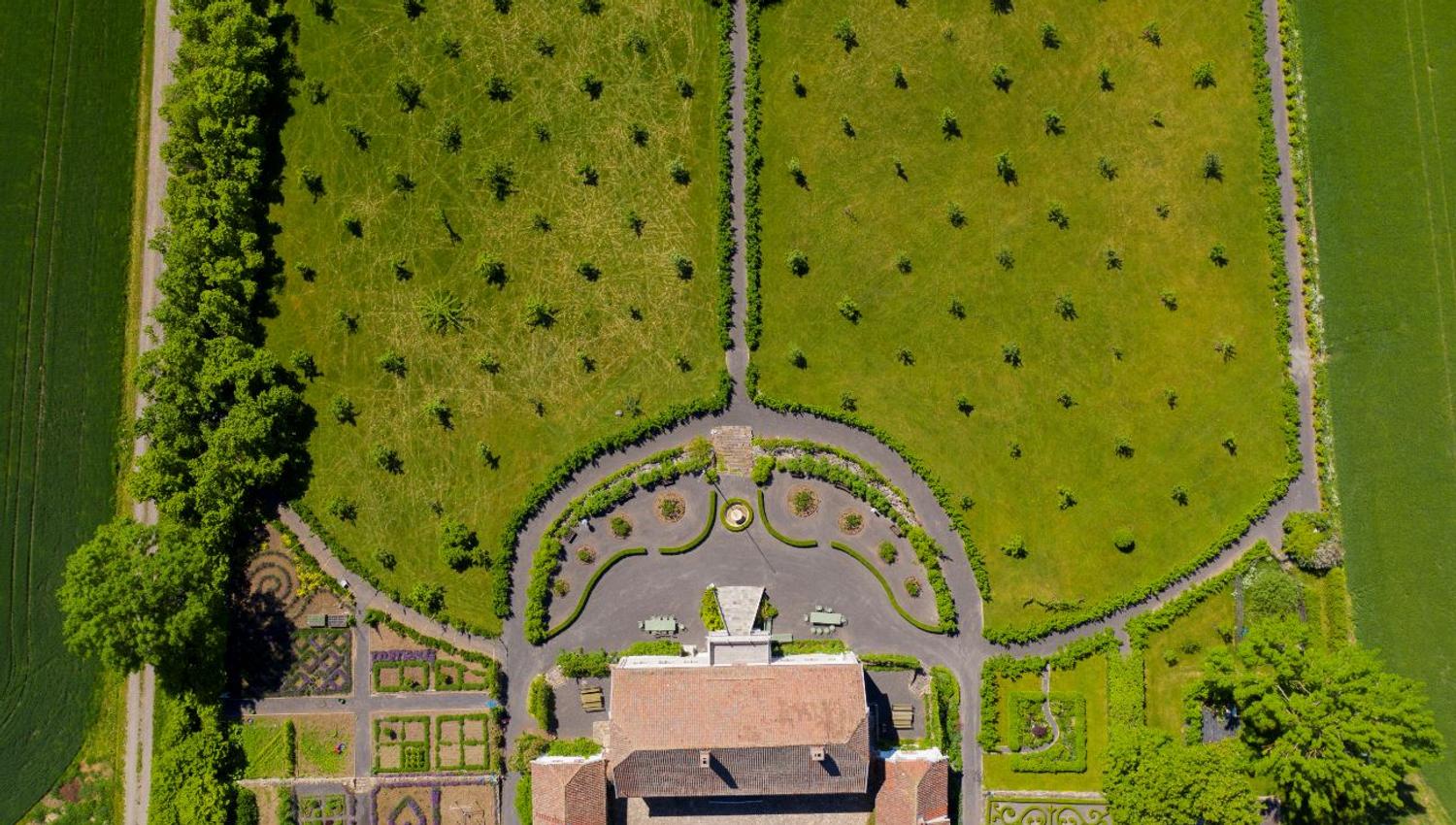 Hovelsrud Gård, Helgøya, Ringsaker, historisk hage