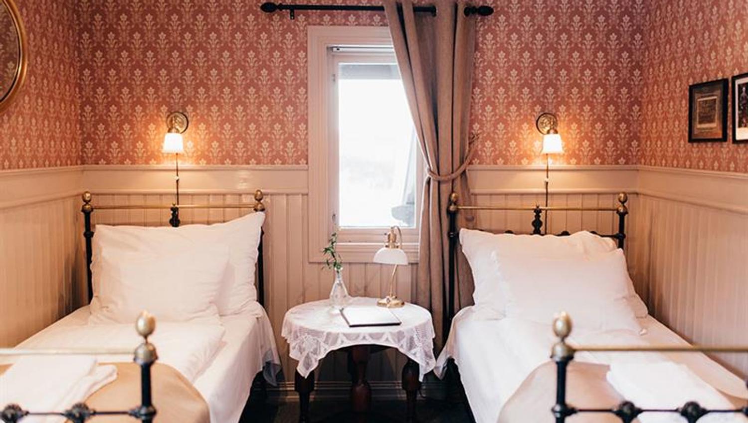 bedroom with 2 beds at Tuddal Høyfjellshotel