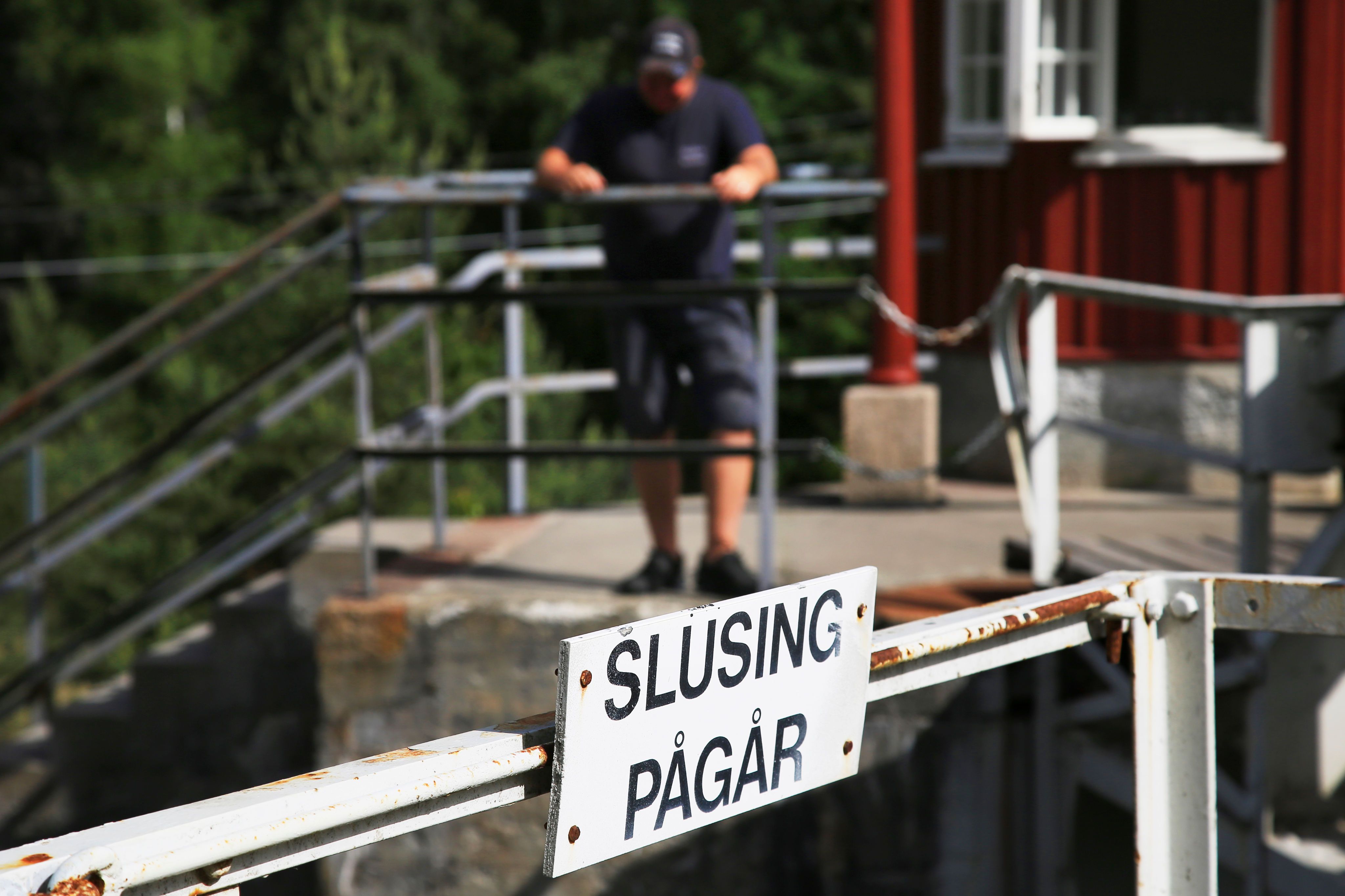 et skilt om slusene