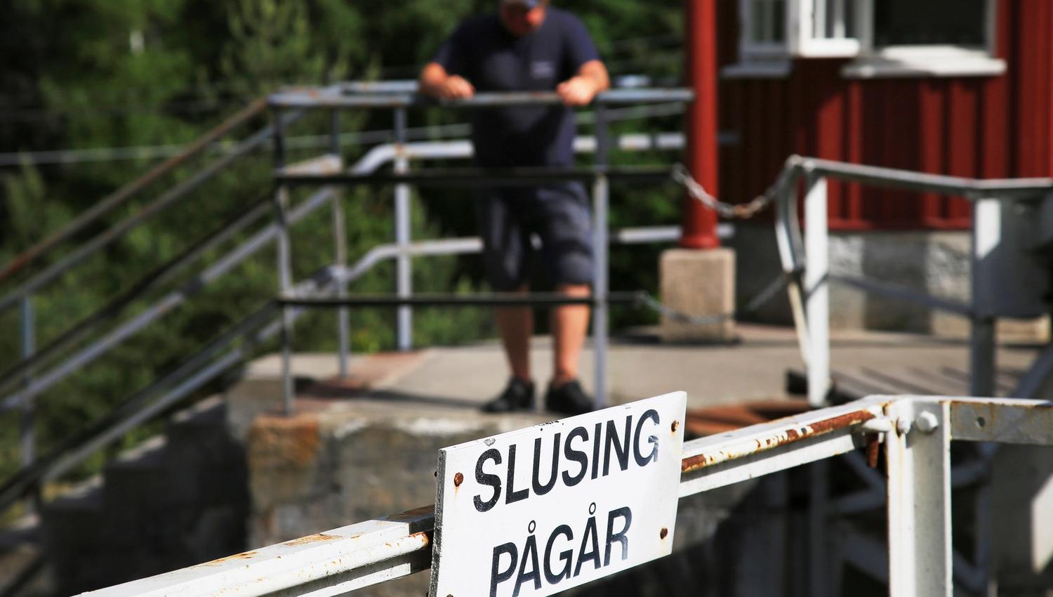 et skilt om slusene