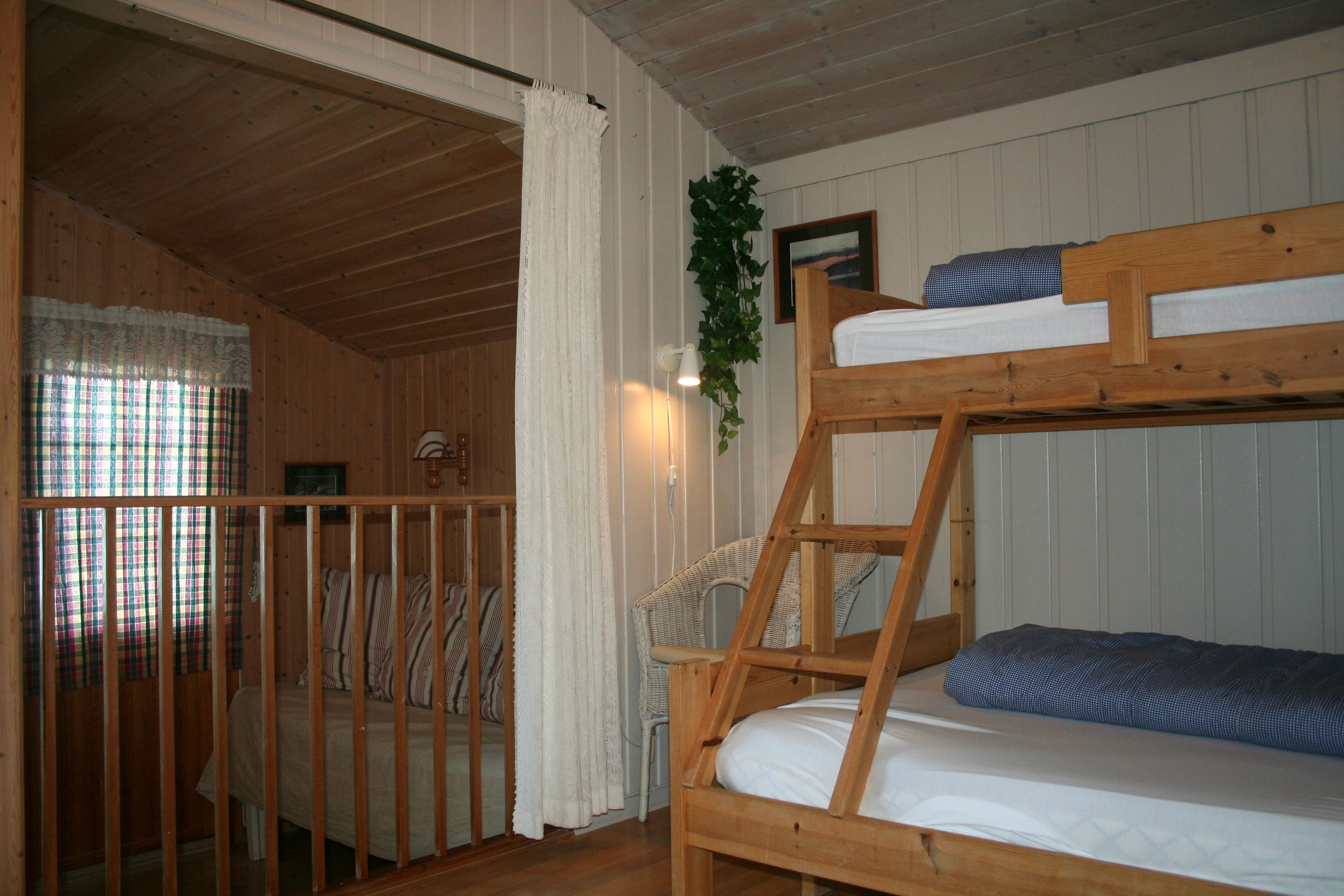 Familierom med køyeseng og sitjekrok i hytte på Oddland Camping i Hardanger.