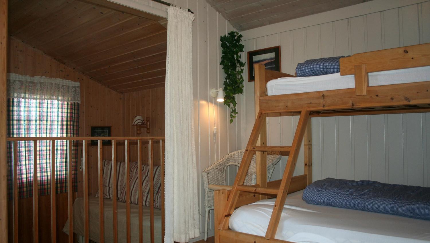 Familierom med køyeseng og sitjekrok i hytte på Oddland Camping i Hardanger.