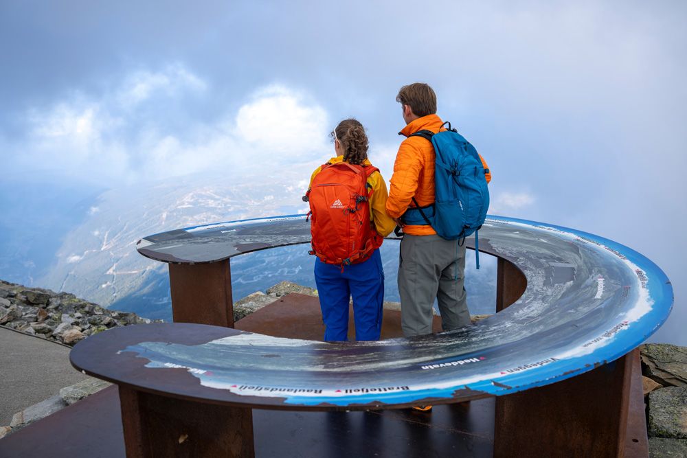 par på oversiktskart på Gaustatoppen