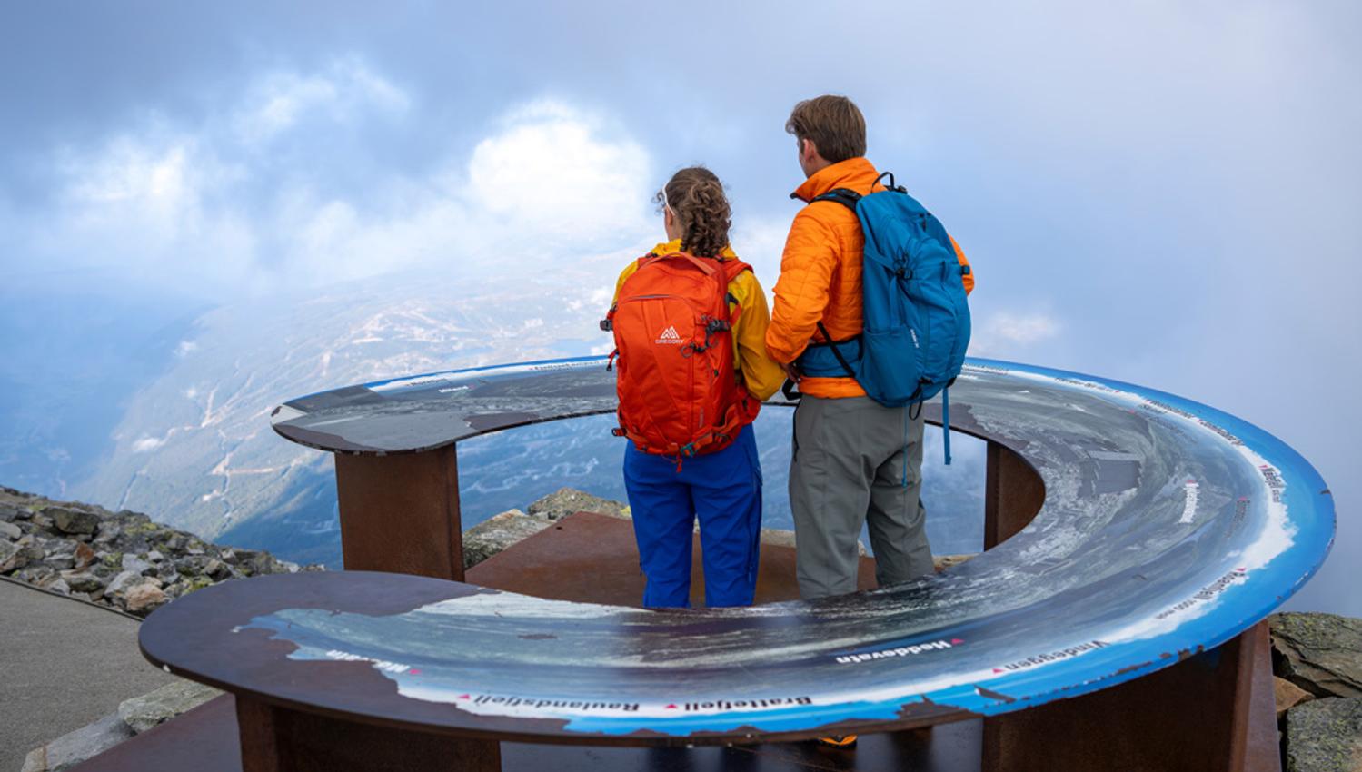 par på oversiktskart på Gaustatoppen