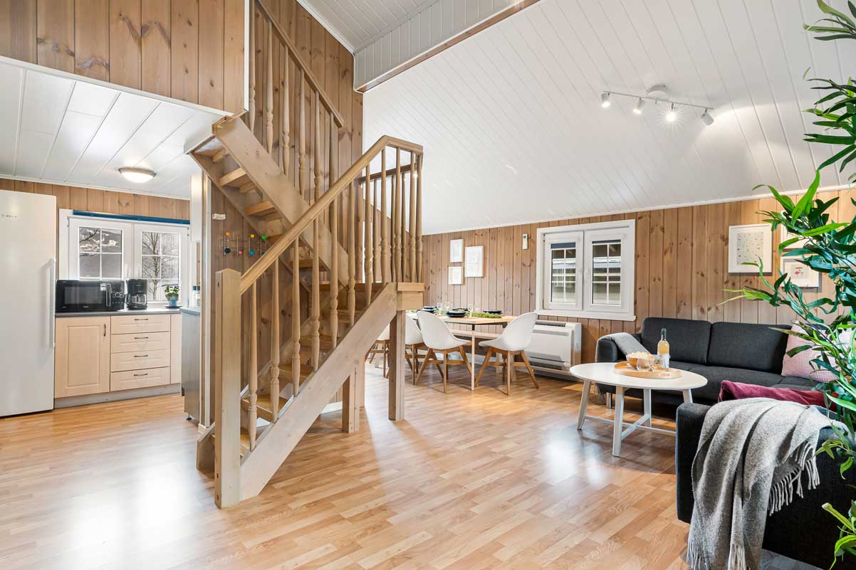 Lyst og moderne hytteinteriør på Mikkelparken Ferietun, perfekt for ein avslappande familieferie i Hardanger.