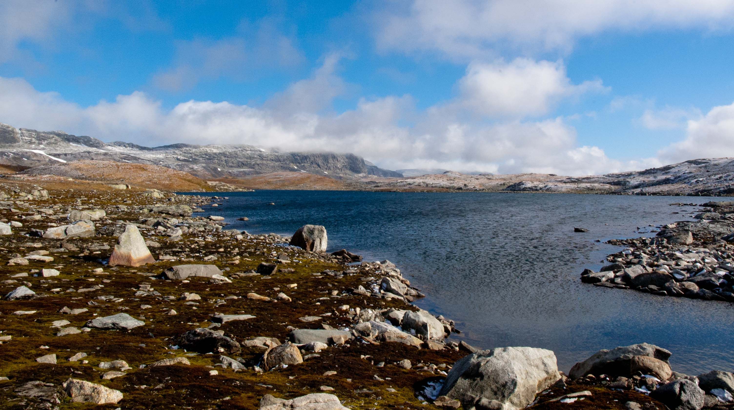 Tverråvåtni (lake) with the mountain ridge Hallingskarvet on the horizon