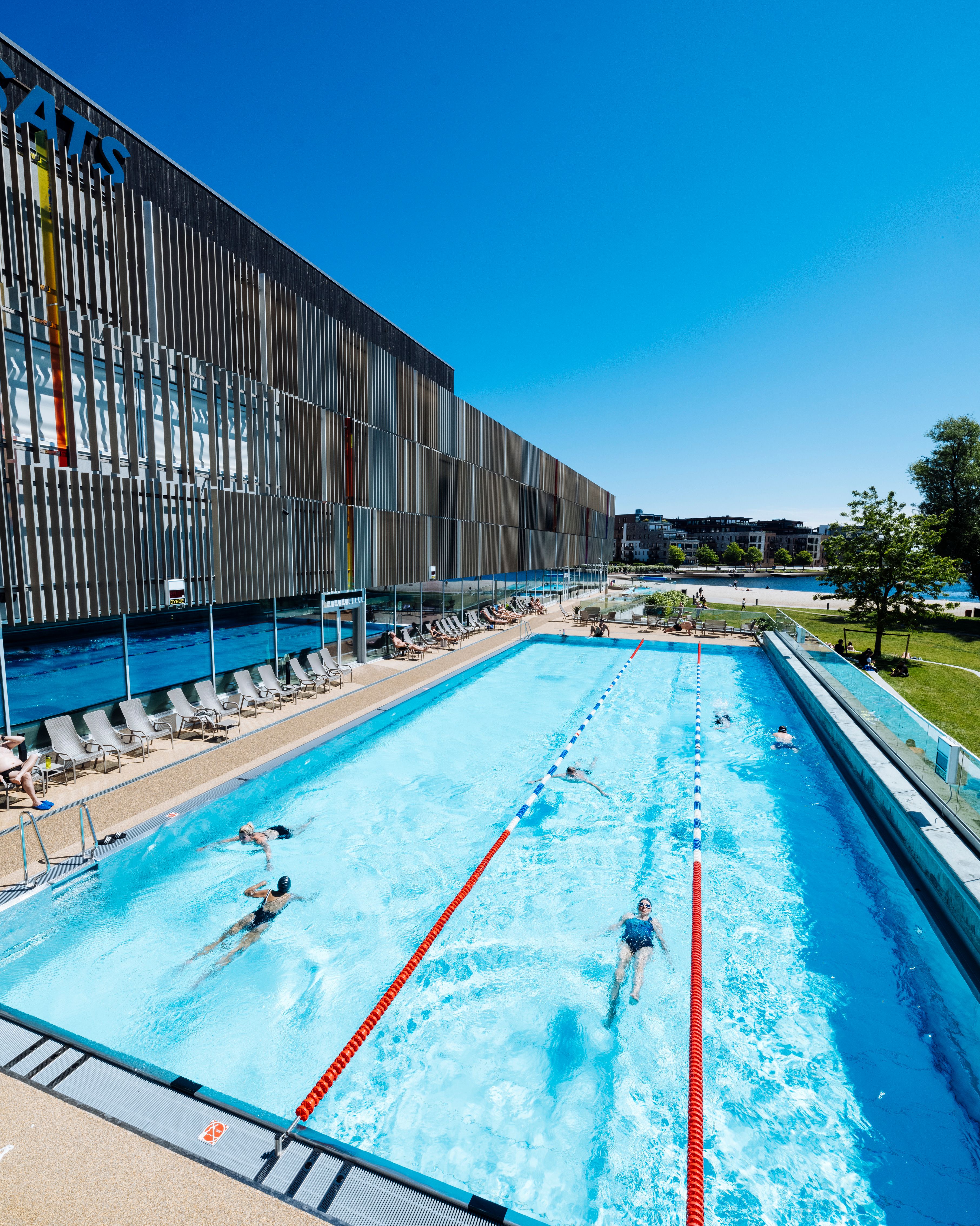 Utebassengene er åpne året rundt! Med en temperatur opp til 38 grader kan man nyte all slags vær med flott utsikt over Bystranda.