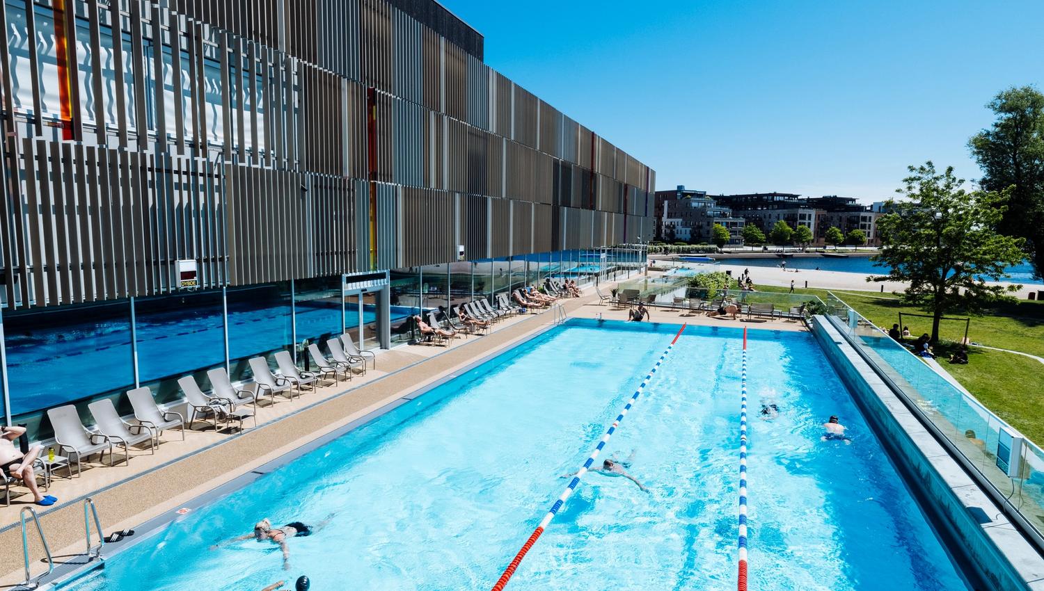 Utebassengene er åpne året rundt! Med en temperatur opp til 38 grader kan man nyte all slags vær med flott utsikt over Bystranda.