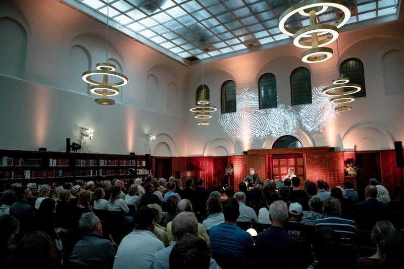 Samtale mellom Jo Nesbø og Mimir Kristjansson foran et publikum.