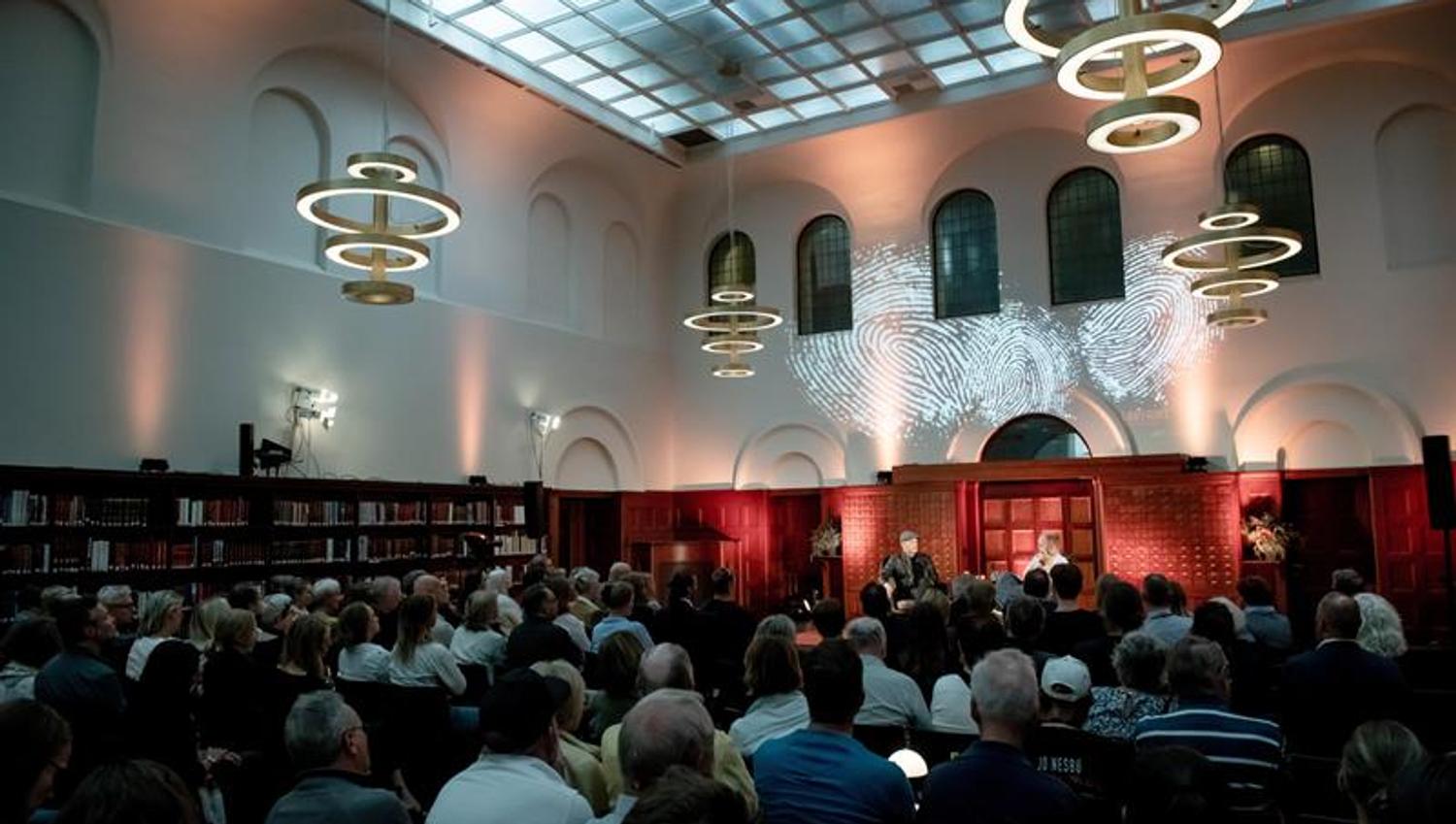 Samtale mellom Jo Nesbø og Mimir Kristjansson foran et publikum.