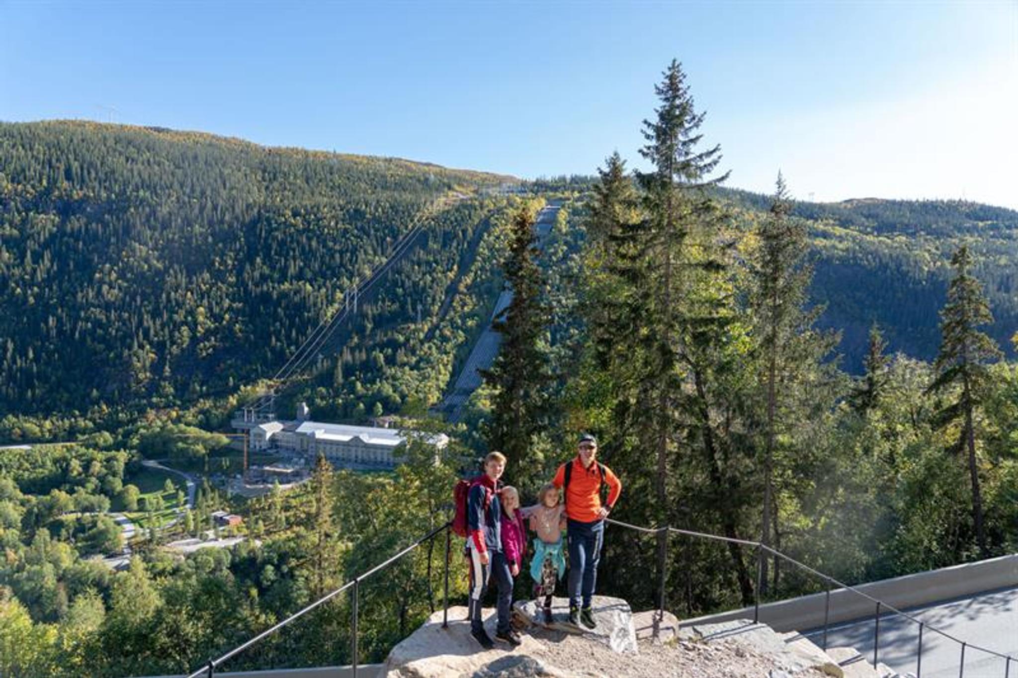 Flott utsikt til Vemork når du nærmer deg slutten av Sabotørstien.