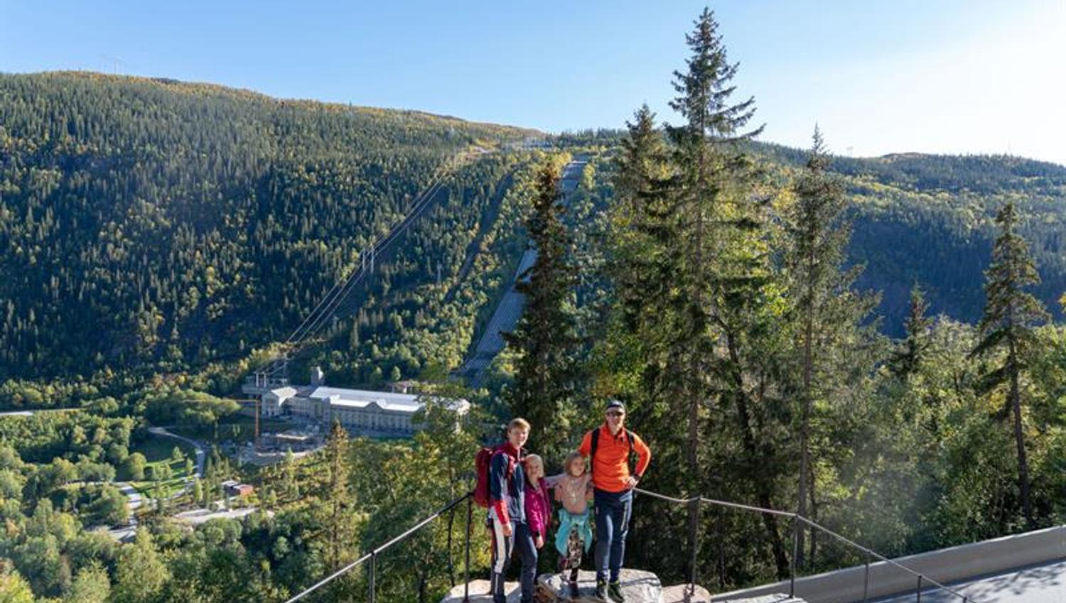 Flott utsikt til Vemork når du nærmer deg slutten av Sabotørstien.