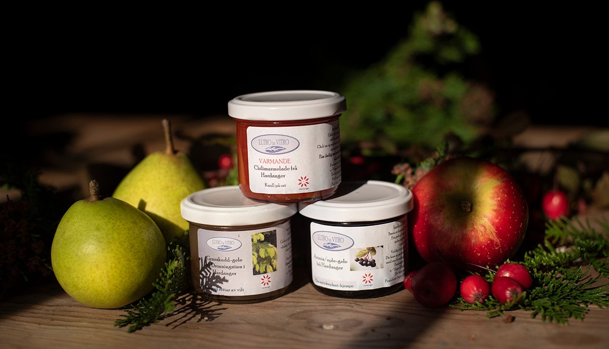 Heimelaga syltetøy frå Hardanger med ferske frukter frå Helleland Gard.