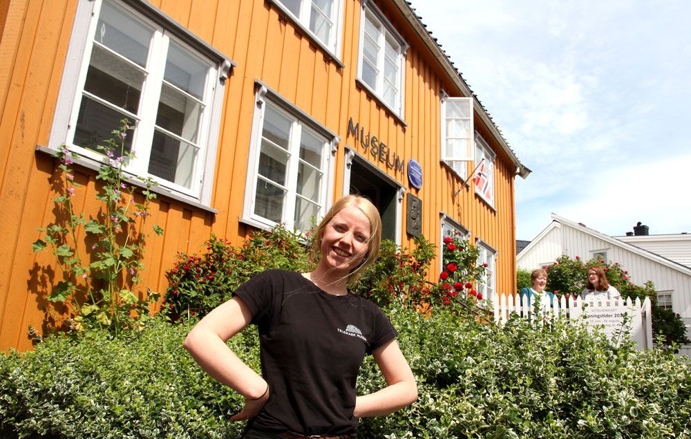 ansatt fra Telemark museum står foran Kittelsenhuset iKragerø
