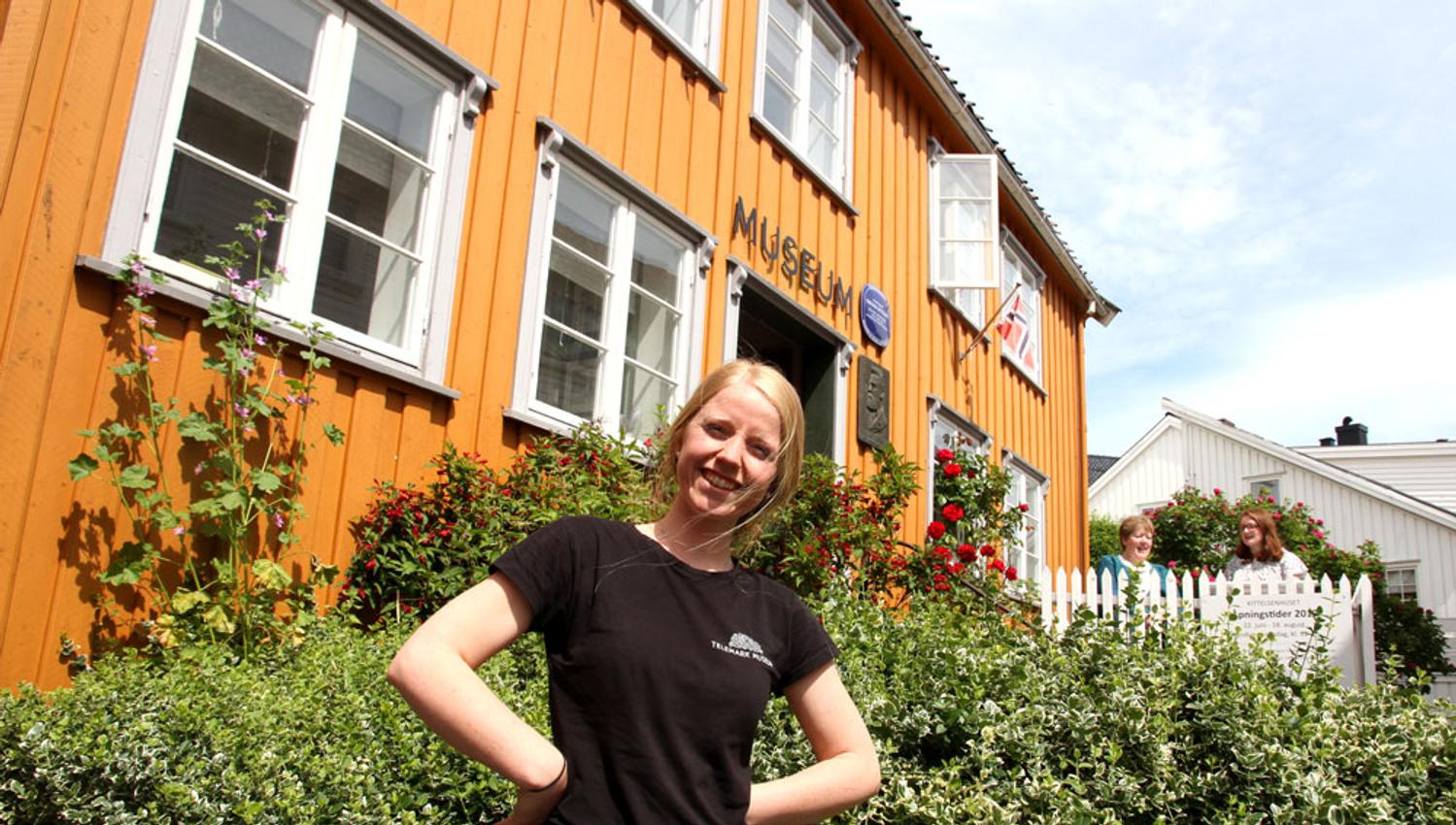 ansatt fra Telemark museum står foran Kittelsenhuset iKragerø