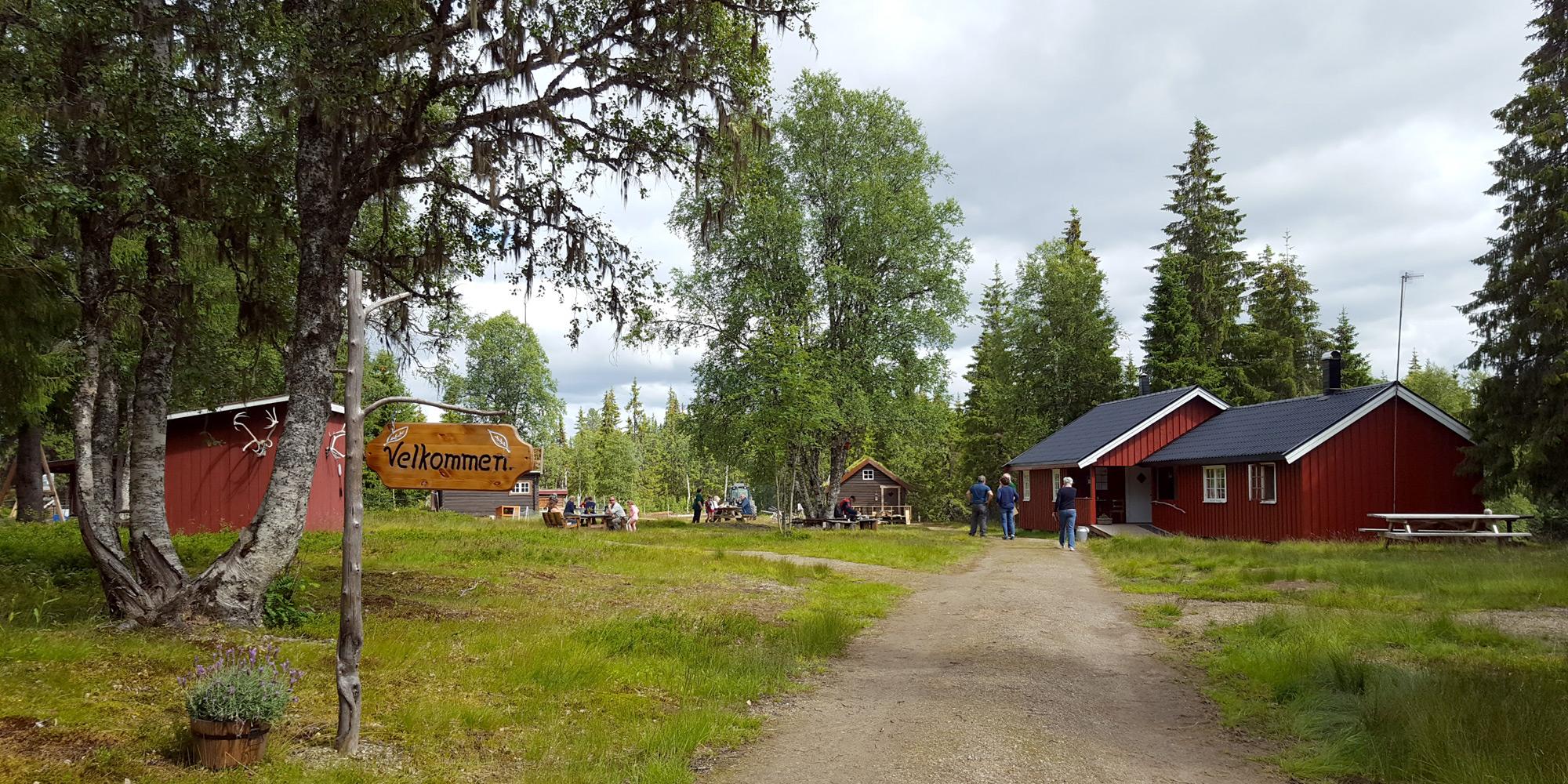 Snåsa-Holsingseteren-Foto-Visit-Innherred-sommer-utvendig-velkommen-skilt-2x1