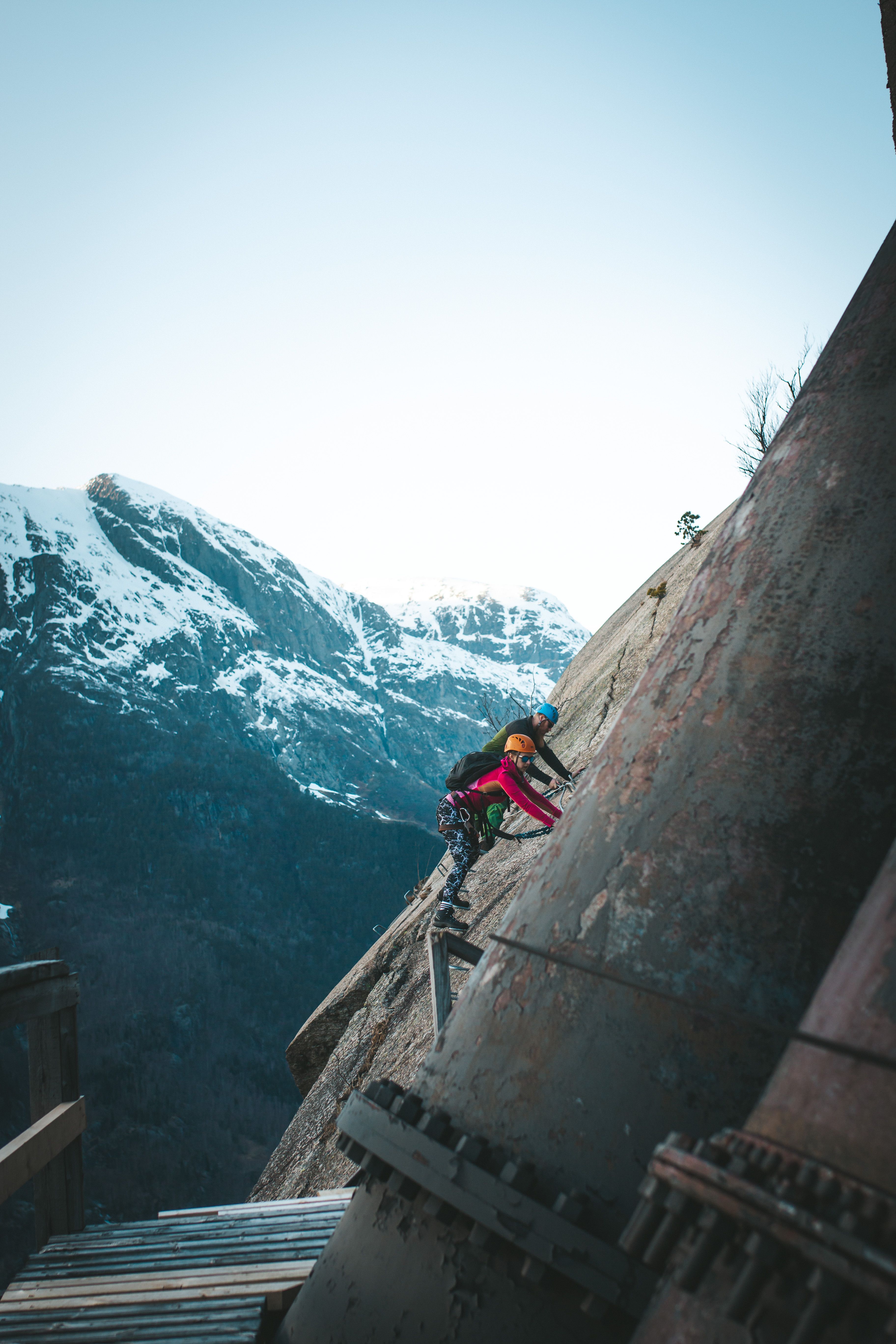 Bratt seksjon av Via Ferrata Tyssedal ved sidan av røyrgata.