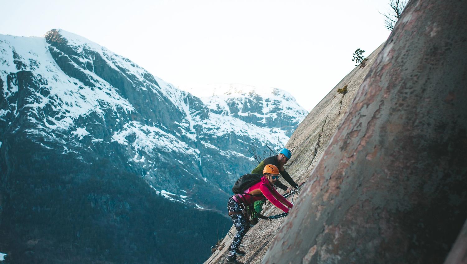 Bratt seksjon av Via Ferrata Tyssedal ved sidan av røyrgata.