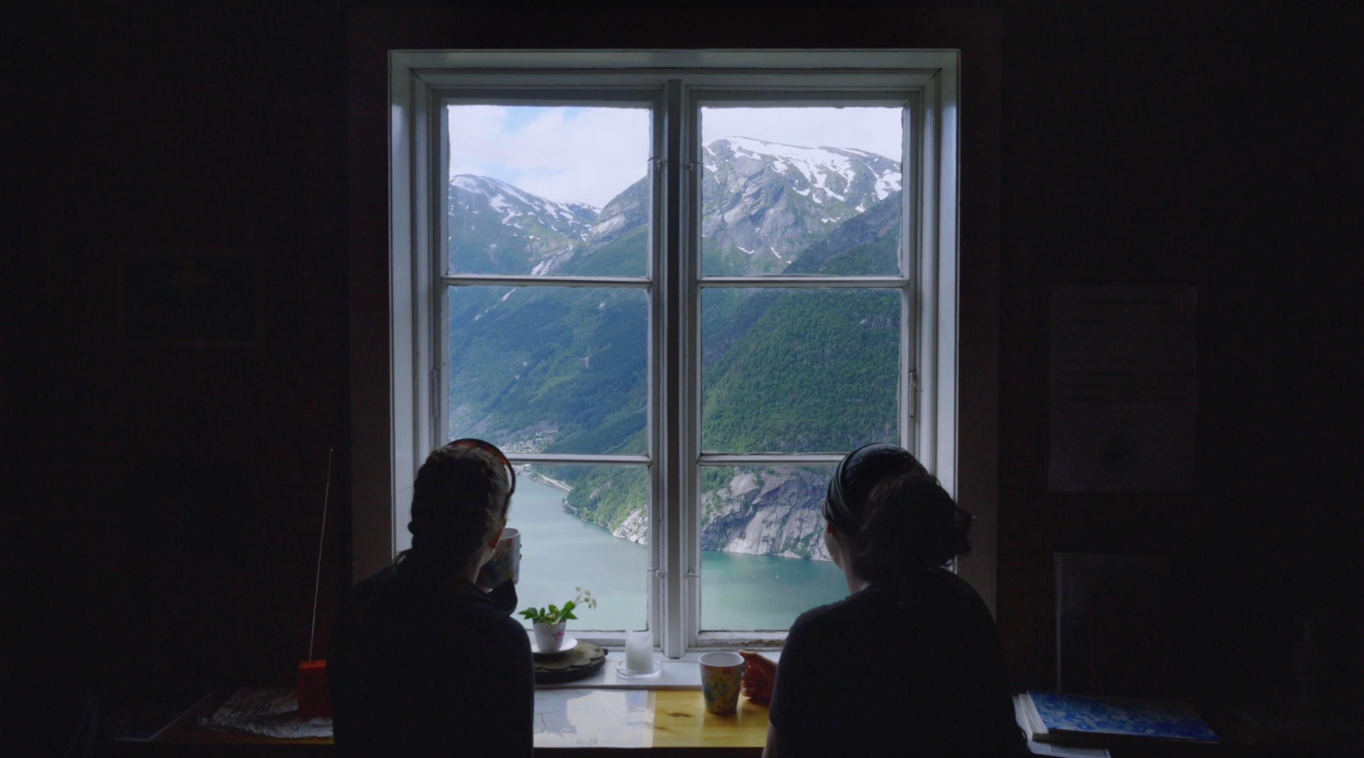 Turistar nyt ein roleg kaffipause med panoramautsikt frå Lilletopp over Sørfjorden.