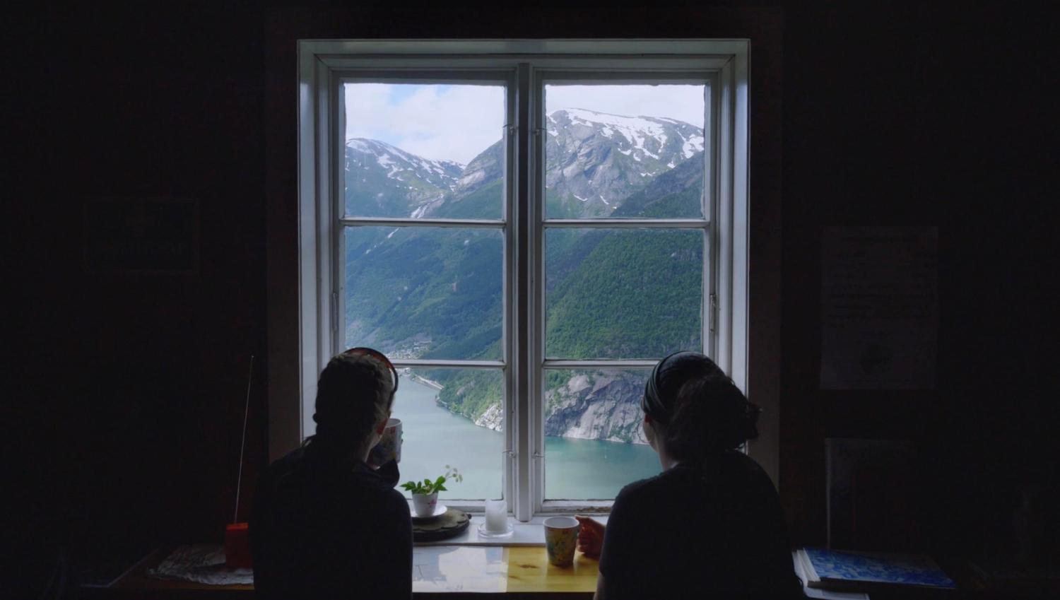 Turistar nyt ein roleg kaffipause med panoramautsikt frå Lilletopp over Sørfjorden.