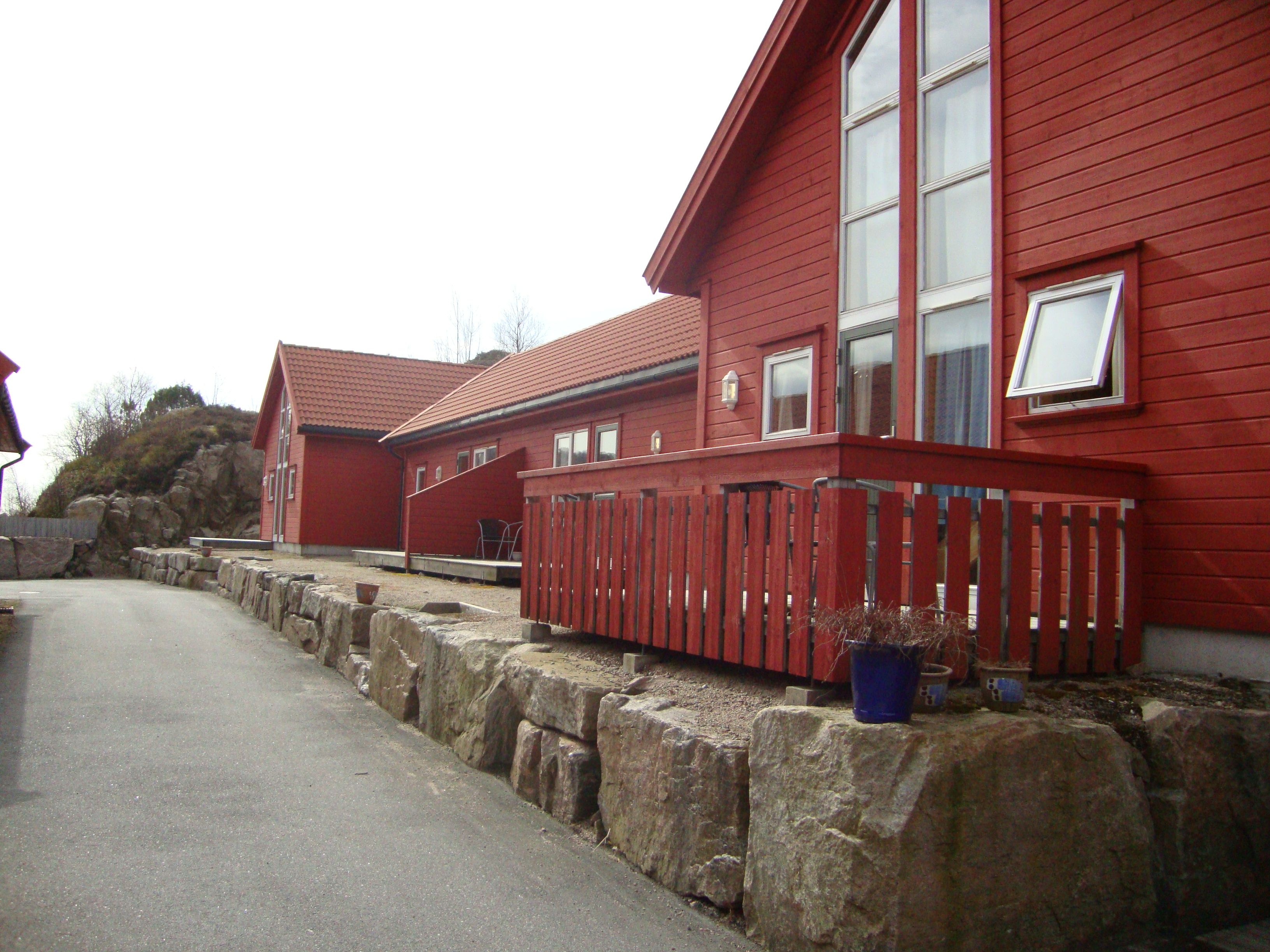 Røde hytter med terasse