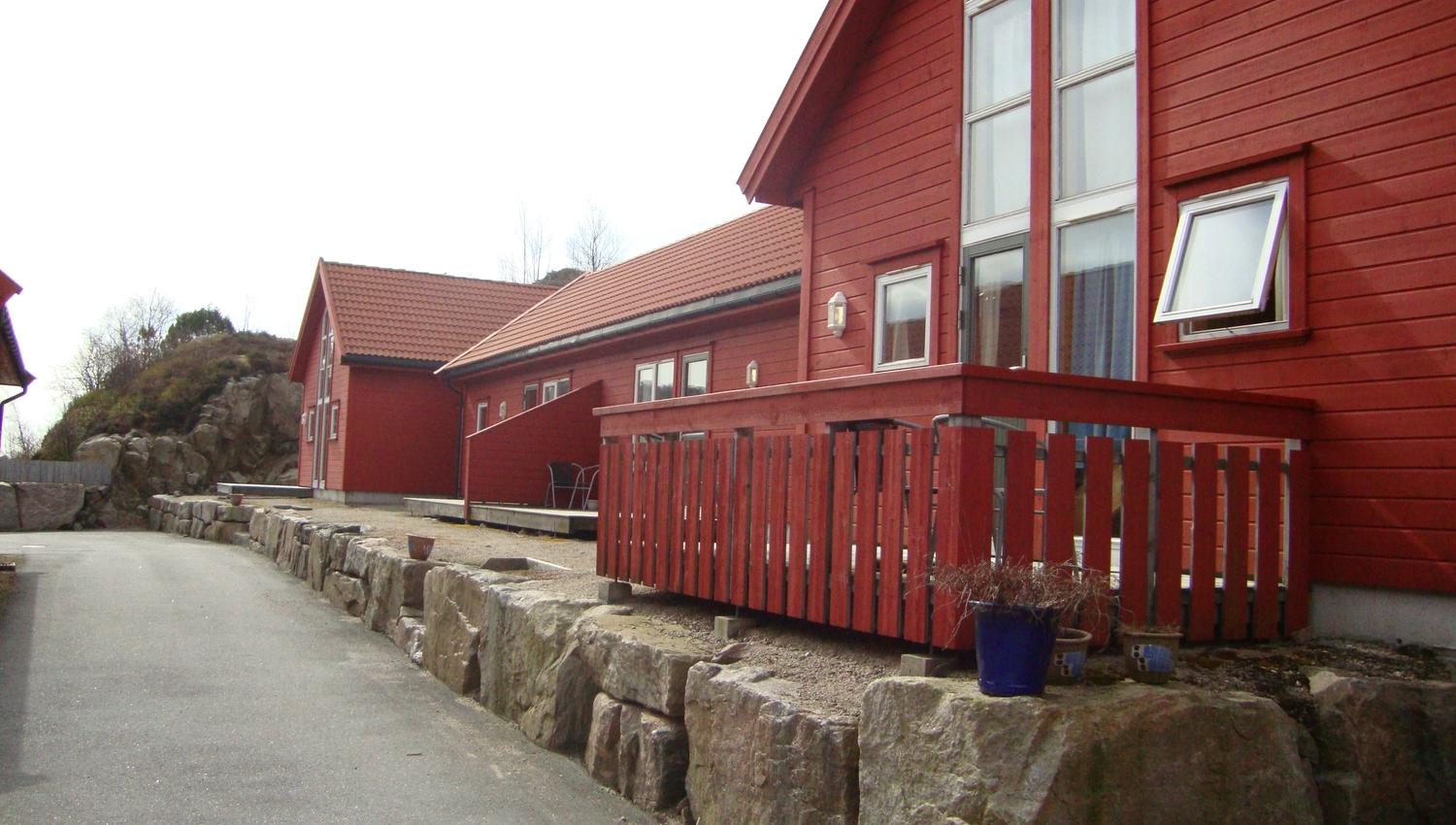 Røde hytter med terasse