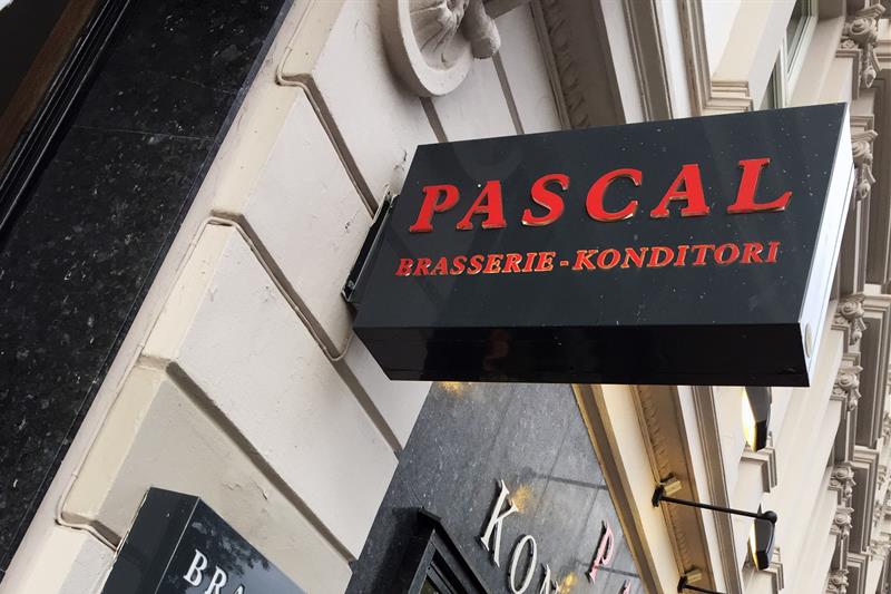 skilt over inngangen