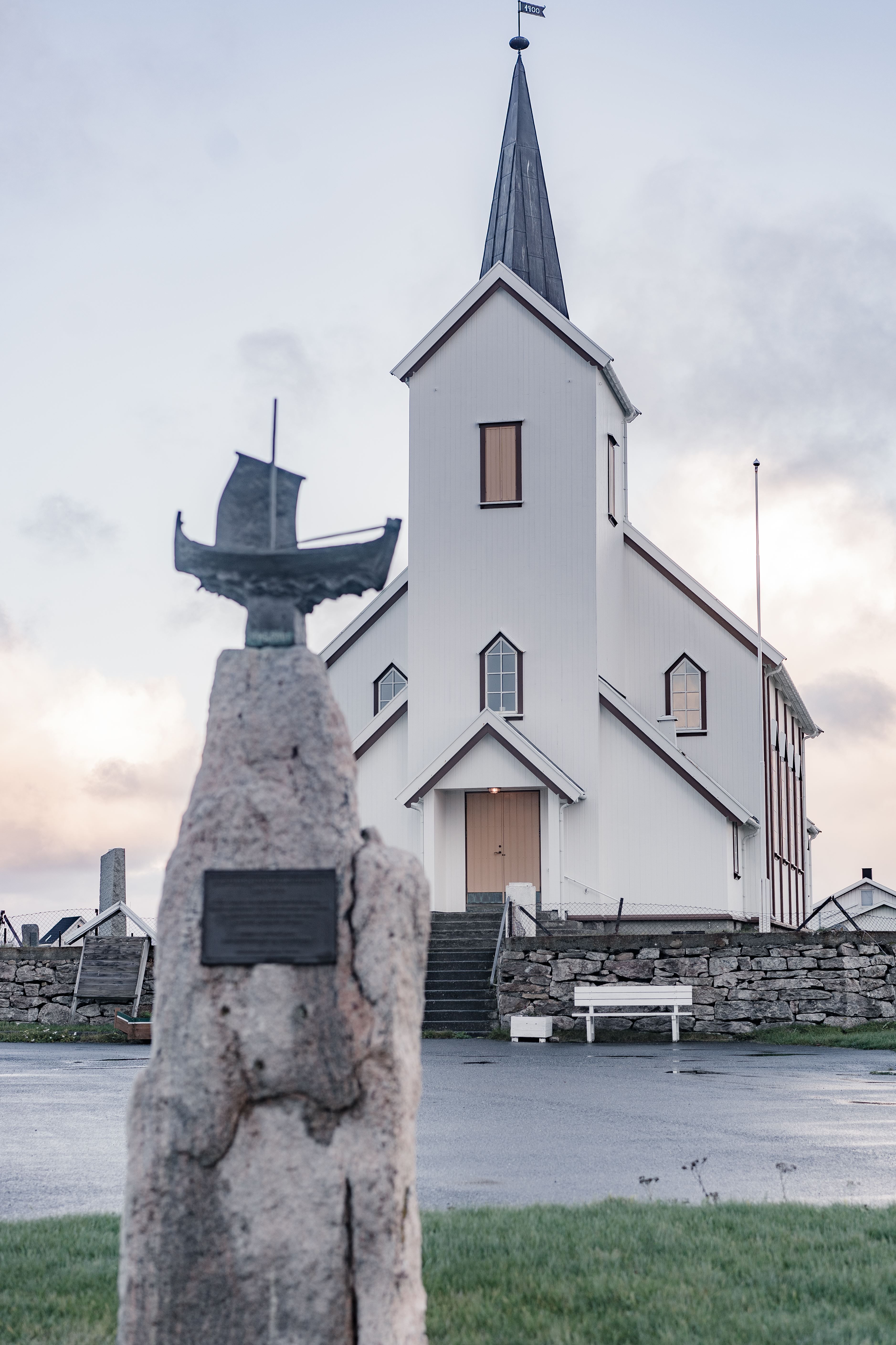 Kirka står midt på Røstlandet