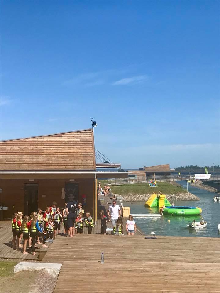 Mennesker ved vannet