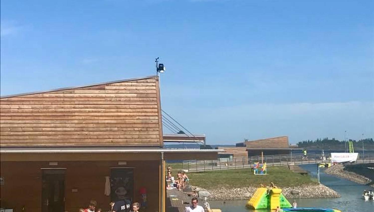 Mennesker ved vannet