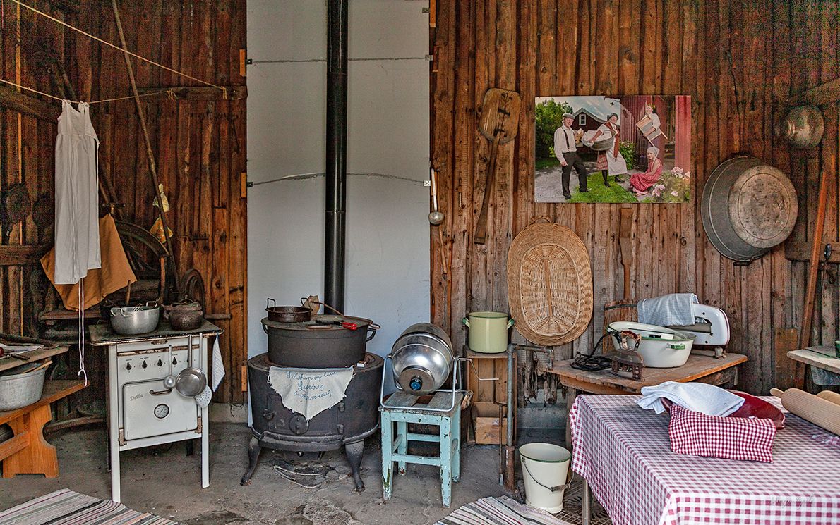 exhibition of old furnishings of houses over 100 years ago 
