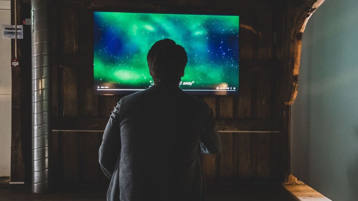 Gjest ser på video av nordlys