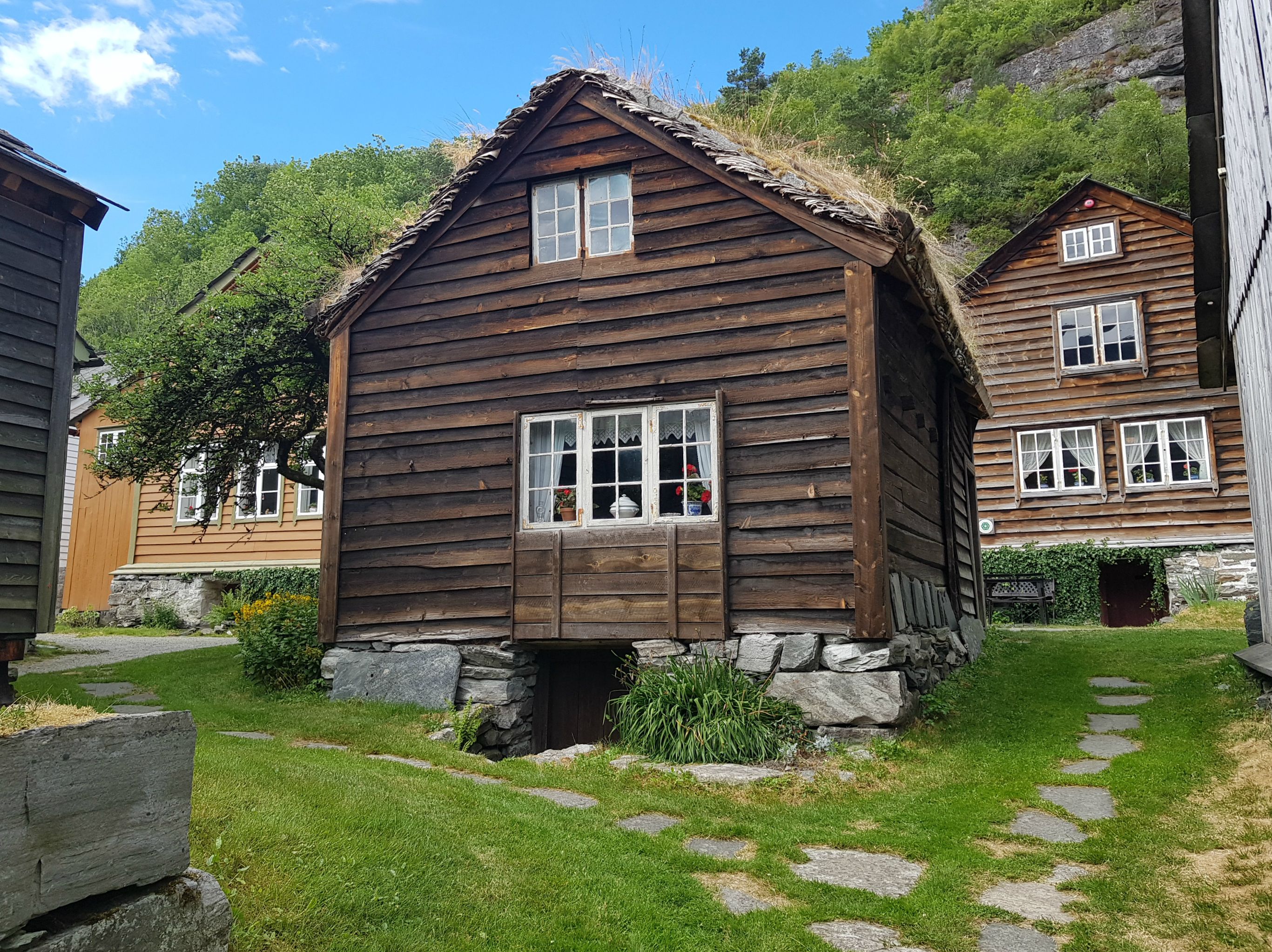 eldre hus i klyngetun