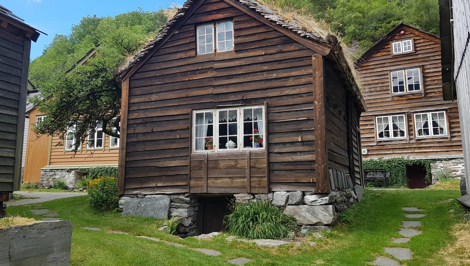 eldre hus i klyngetun