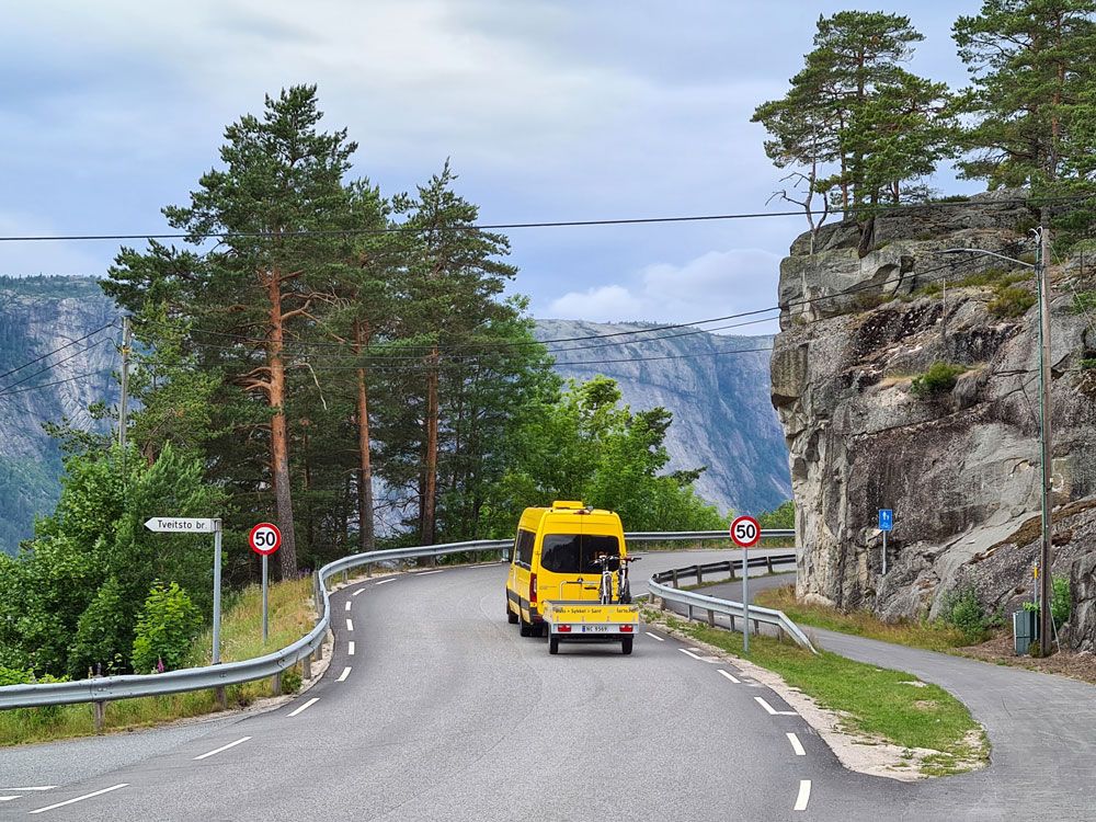 Buss med sykkelhenger som kjører mellom Vrådal og Åmli om sommeren