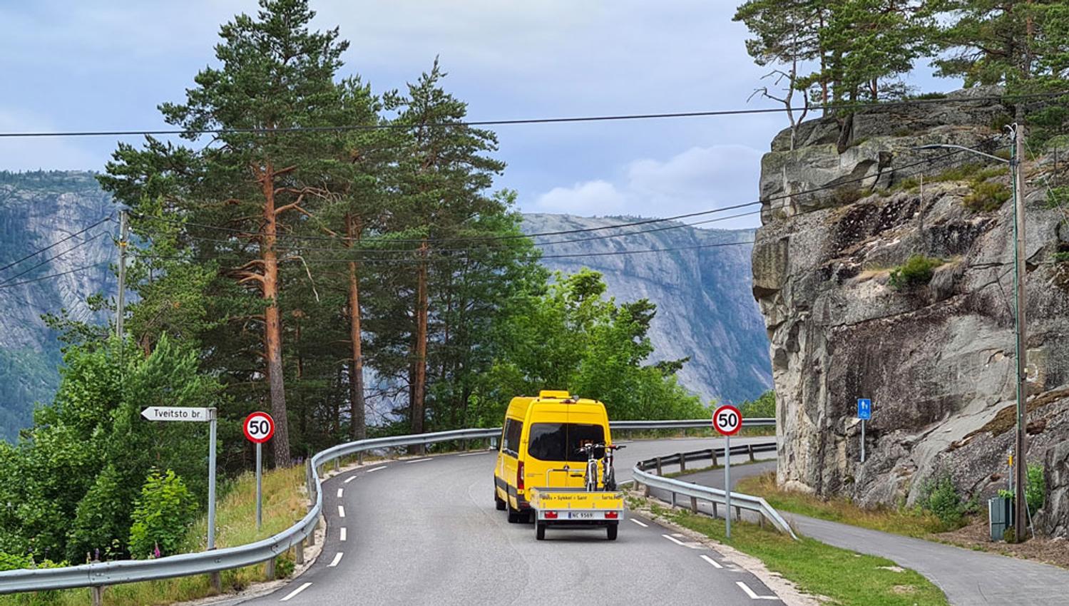 Buss med sykkelhenger som kjører mellom Vrådal og Åmli om sommeren