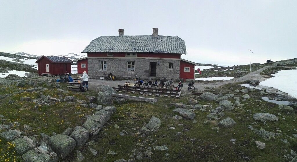 Fagernut voktarbolig på Rallarvegen, historisk stoppestad med servering og utsikt mot fjella.