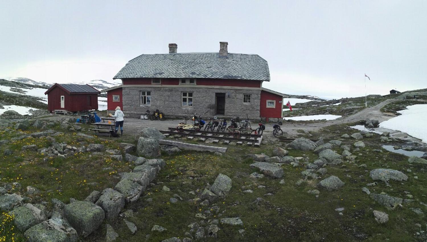 Fagernut voktarbolig på Rallarvegen, historisk stoppestad med servering og utsikt mot fjella.