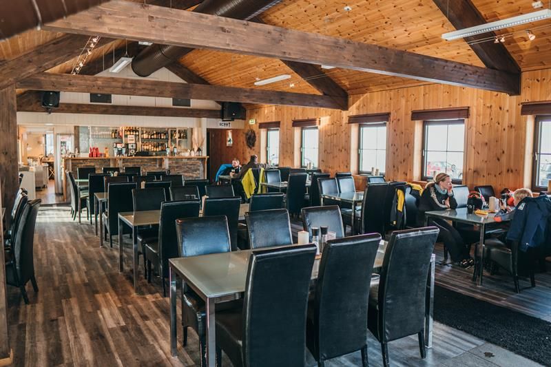 Lunt og robust interiør preger restauranten i Onkel Pudder.